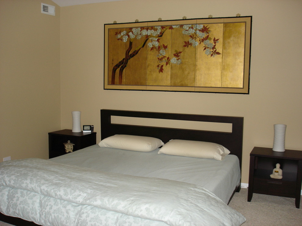 Идея дизайна: гостевая спальня среднего размера, (комната для гостей) в восточном стиле с бежевыми стенами и ковровым покрытием без камина