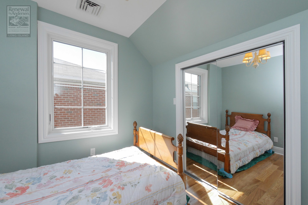 Идея дизайна: маленькая спальня в современном стиле с синими стенами, паркетным полом среднего тона и коричневым полом для на участке и в саду