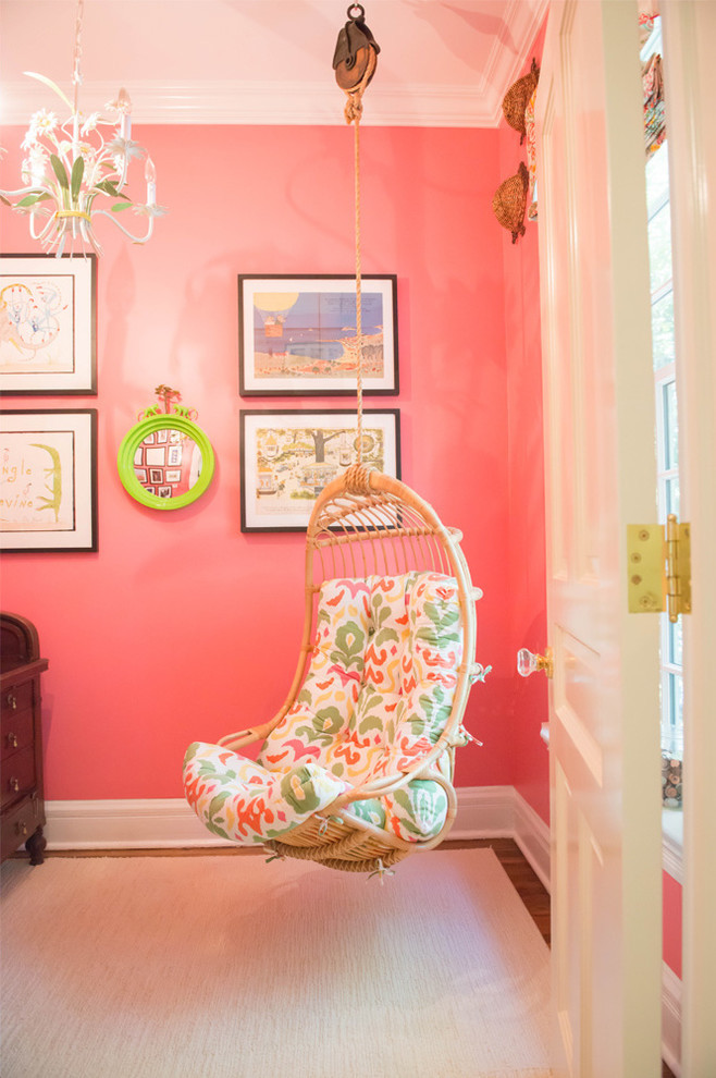 Diseño de habitación de invitados clásica de tamaño medio sin chimenea con paredes rosas, suelo de madera en tonos medios y suelo marrón