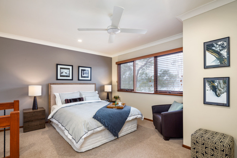 Diseño de dormitorio principal minimalista de tamaño medio con paredes beige, moqueta y suelo beige