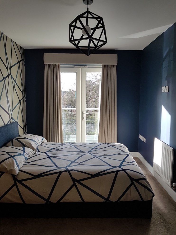 Modelo de dormitorio principal minimalista pequeño con paredes azules, moqueta y suelo beige