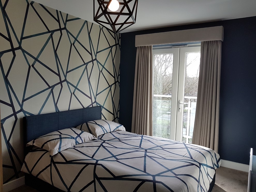 Modelo de dormitorio principal minimalista pequeño con paredes azules, moqueta y suelo beige