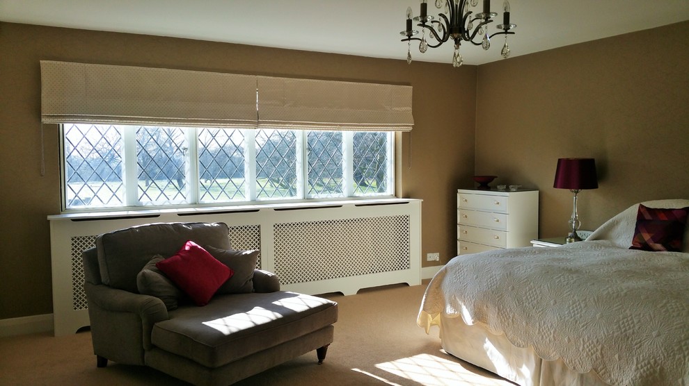 Пример оригинального дизайна: хозяйская спальня в стиле модернизм с коричневыми стенами и ковровым покрытием