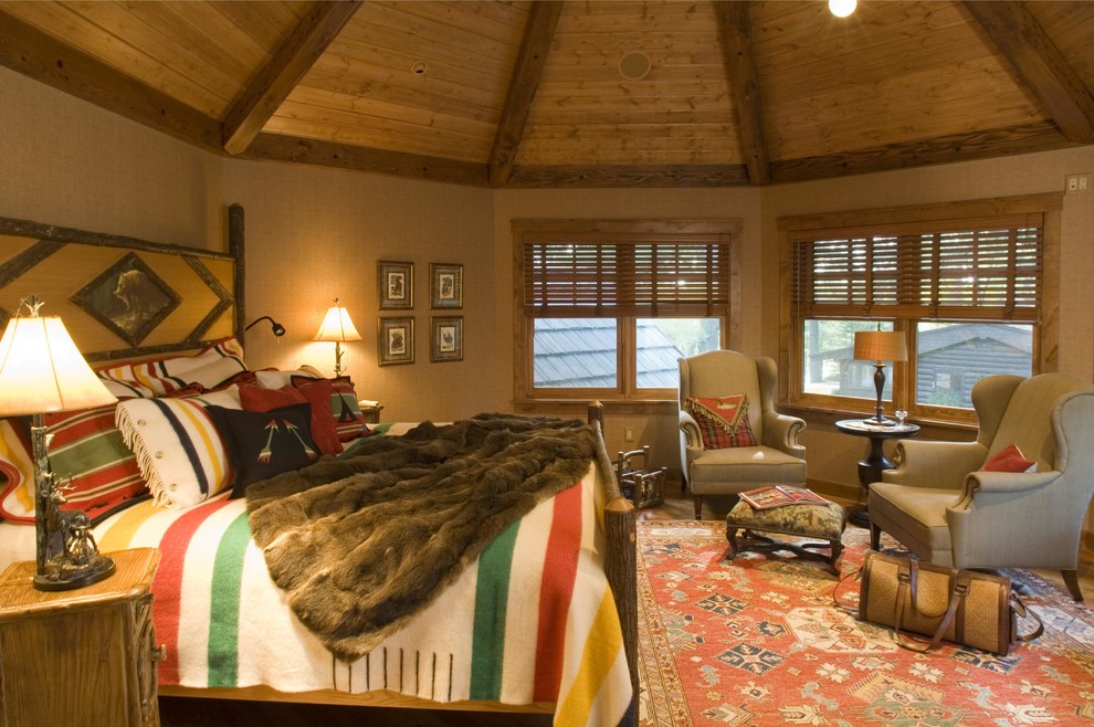 Rustikales Schlafzimmer mit beiger Wandfarbe in Minneapolis