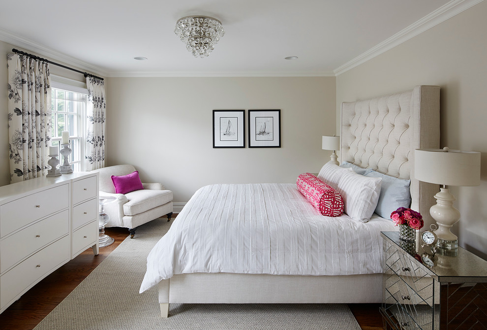 Imagen de dormitorio clásico sin chimenea con paredes beige, suelo de madera oscura y suelo marrón