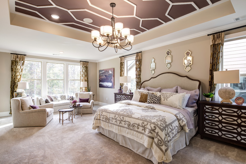 Imagen de dormitorio principal con paredes beige y moqueta