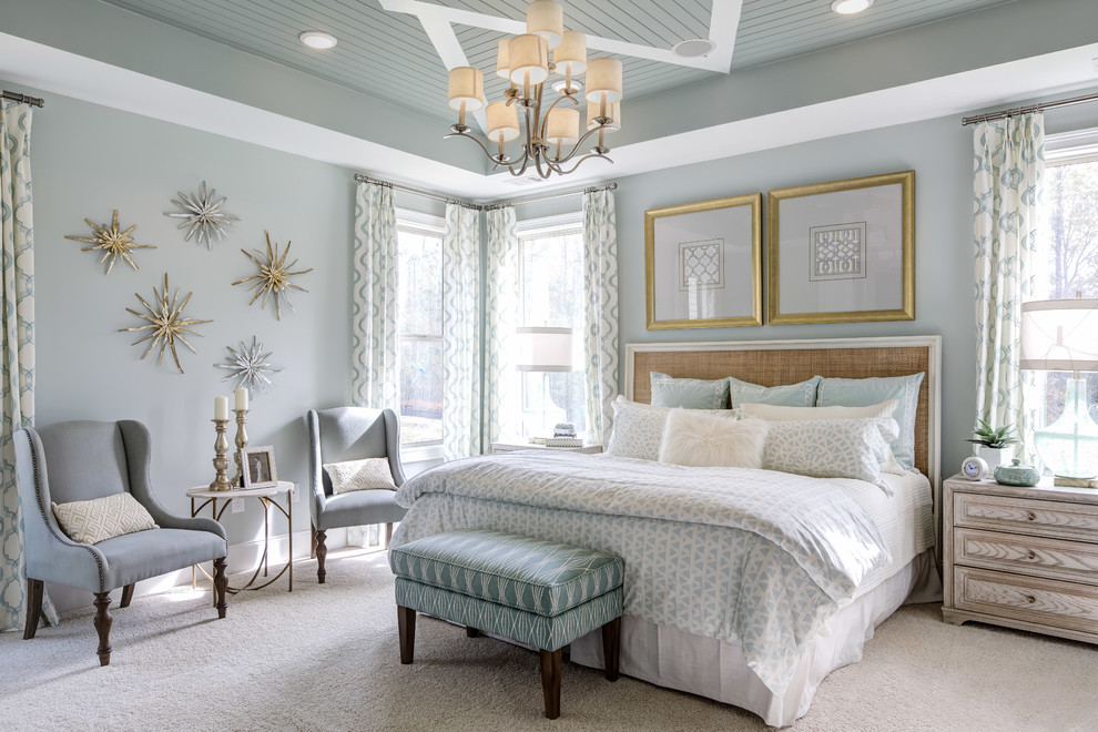 Идея дизайна: хозяйская спальня в классическом стиле с ковровым покрытием и серыми стенами