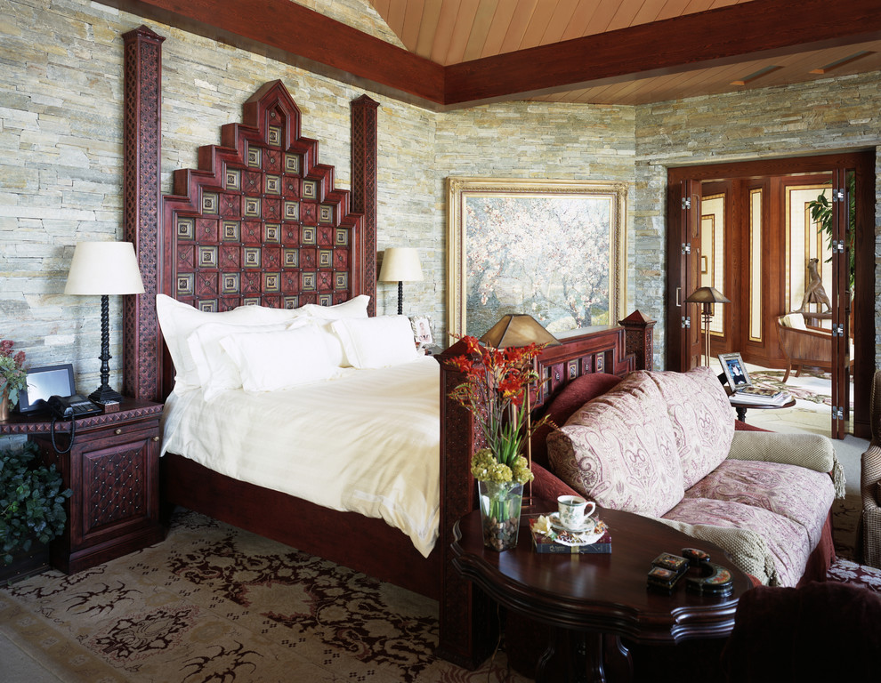 Ejemplo de dormitorio principal tradicional de tamaño medio sin chimenea con paredes multicolor y moqueta