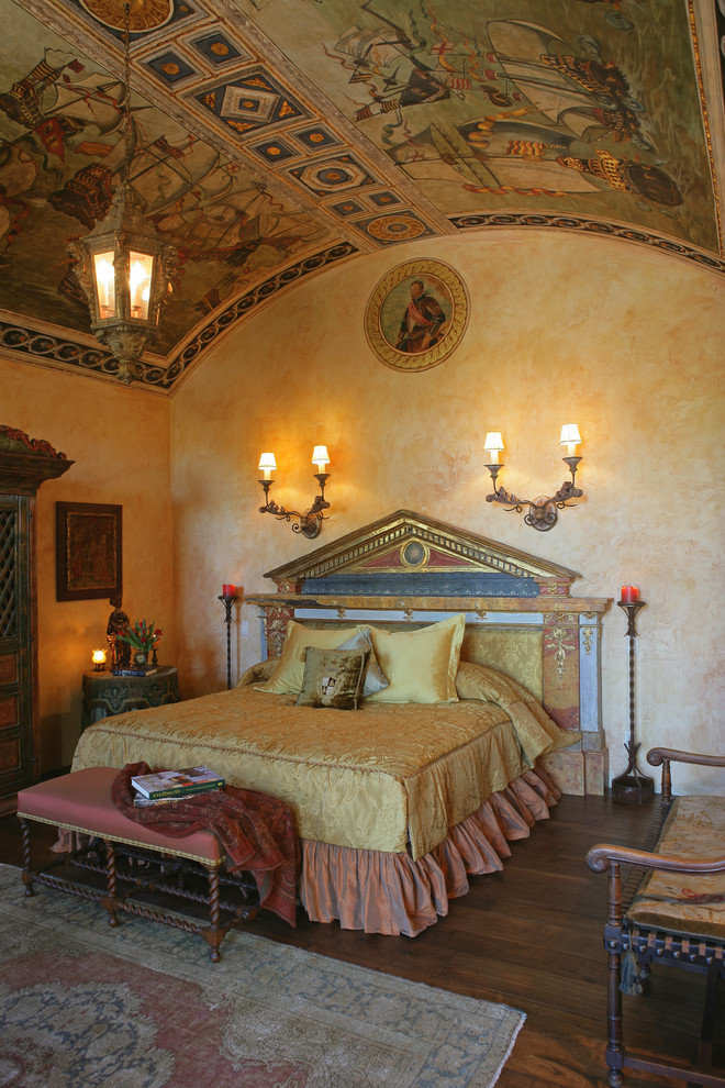 Идея дизайна: спальня в средиземноморском стиле с бежевыми стенами и темным паркетным полом без камина