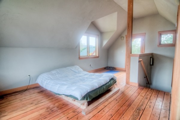 Großes Uriges Schlafzimmer mit hellem Holzboden in Seattle