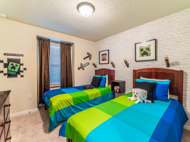 Immagine di una camera da letto minimal con moquette