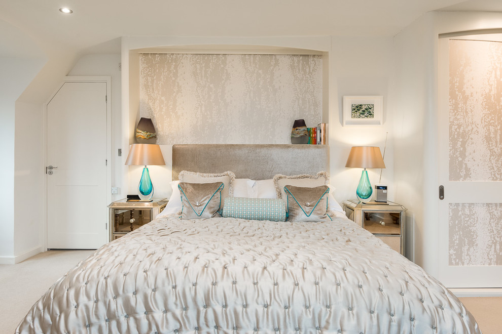 Ejemplo de dormitorio principal actual de tamaño medio sin chimenea con paredes blancas, moqueta y suelo beige