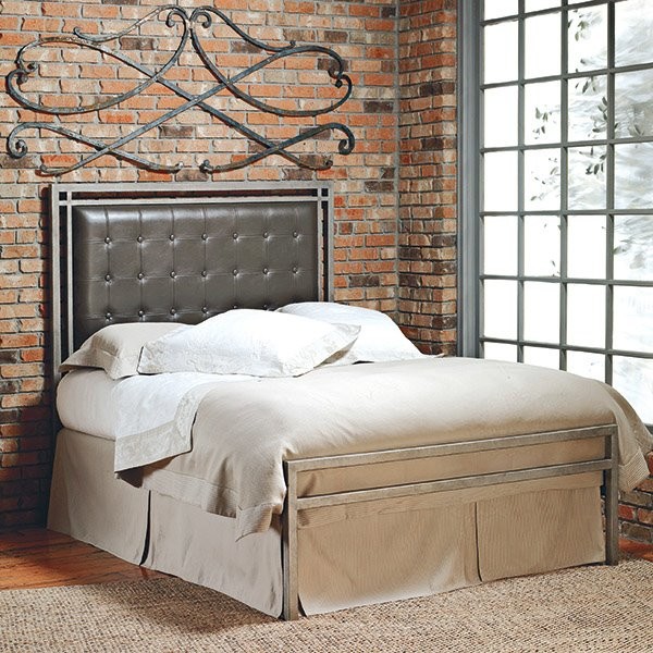 Стильный дизайн: большая хозяйская спальня в стиле лофт с бежевыми стенами и ковровым покрытием без камина - последний тренд