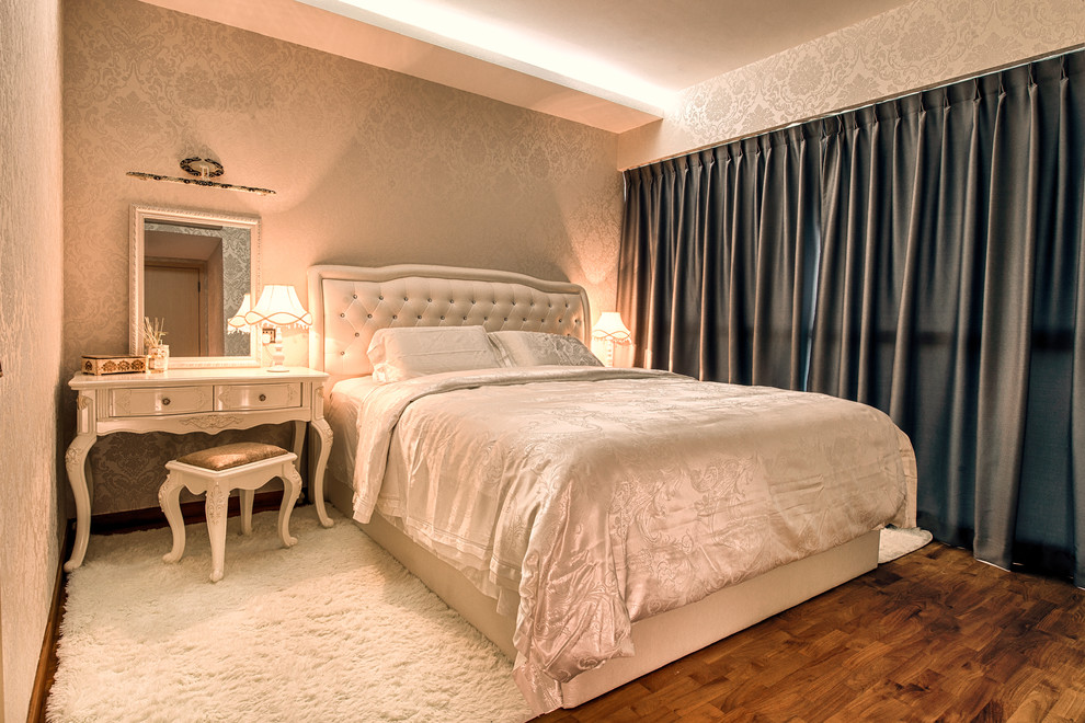 Modelo de dormitorio principal clásico pequeño con paredes beige y moqueta