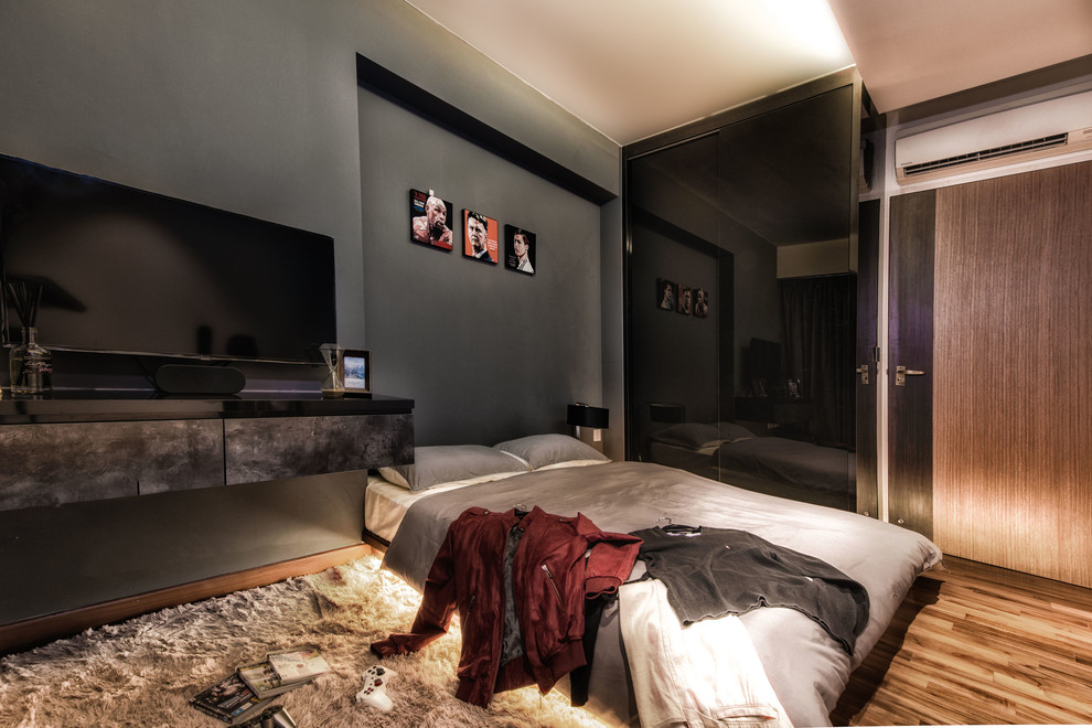 Пример оригинального дизайна: маленькая хозяйская спальня в стиле рустика с серыми стенами и ковровым покрытием для на участке и в саду