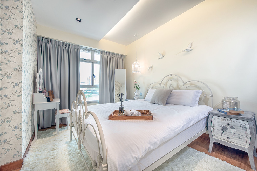 シンガポールにある小さなトラディショナルスタイルのおしゃれな主寝室 (白い壁、カーペット敷き) のレイアウト