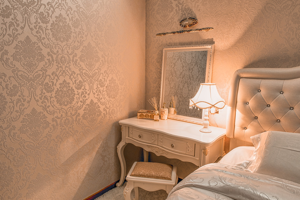 На фото: маленькая хозяйская спальня в викторианском стиле с бежевыми стенами и ковровым покрытием для на участке и в саду