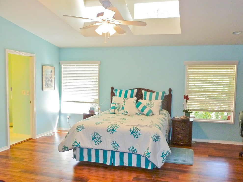 На фото: хозяйская спальня среднего размера в морском стиле с синими стенами и полом из бамбука с