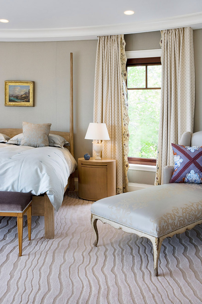 Стильный дизайн: хозяйская спальня в современном стиле с серыми стенами и ковровым покрытием - последний тренд