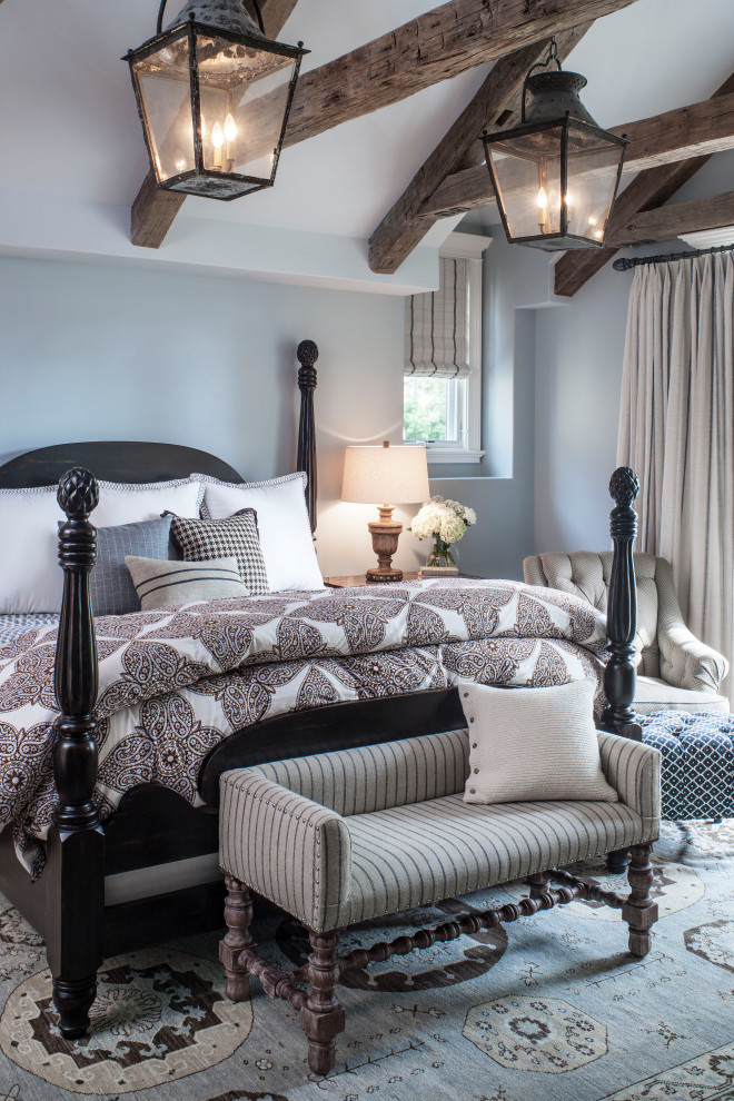 Свежая идея для дизайна: хозяйская спальня среднего размера в стиле неоклассика (современная классика) с серыми стенами - отличное фото интерьера