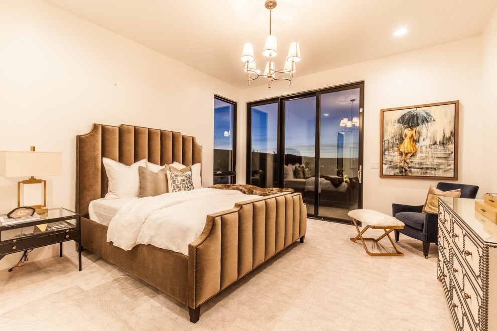 На фото: хозяйская спальня среднего размера в стиле шебби-шик с бежевыми стенами, ковровым покрытием и бежевым полом без камина с