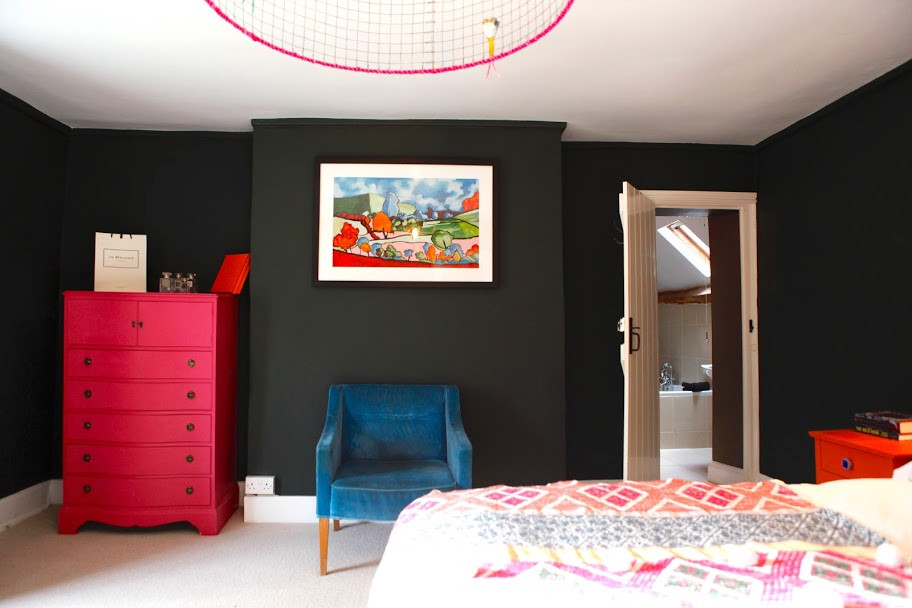 Foto de dormitorio bohemio con moqueta y suelo beige