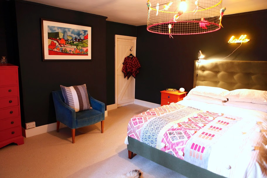 На фото: спальня в стиле фьюжн с ковровым покрытием и бежевым полом