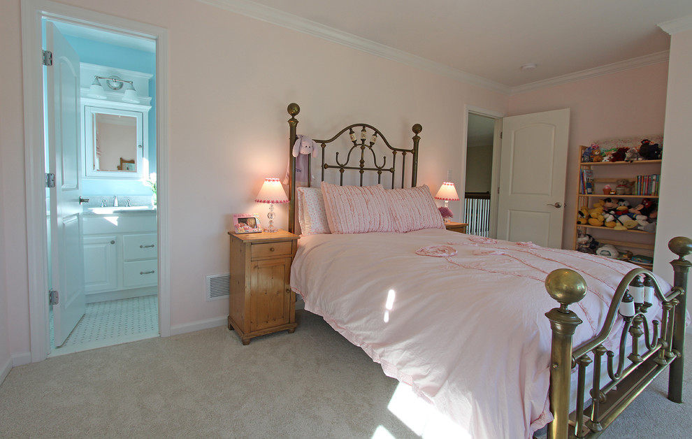 Ejemplo de habitación de invitados tradicional de tamaño medio con paredes rosas y moqueta