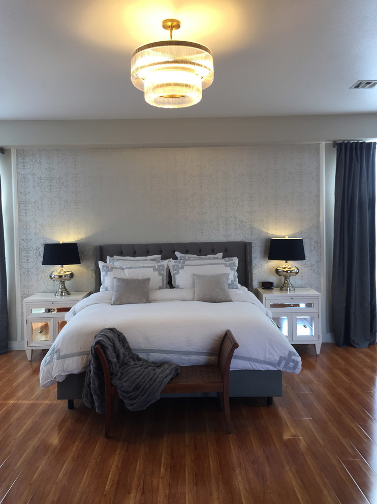 Diseño de dormitorio principal moderno de tamaño medio sin chimenea con paredes grises y suelo de madera clara