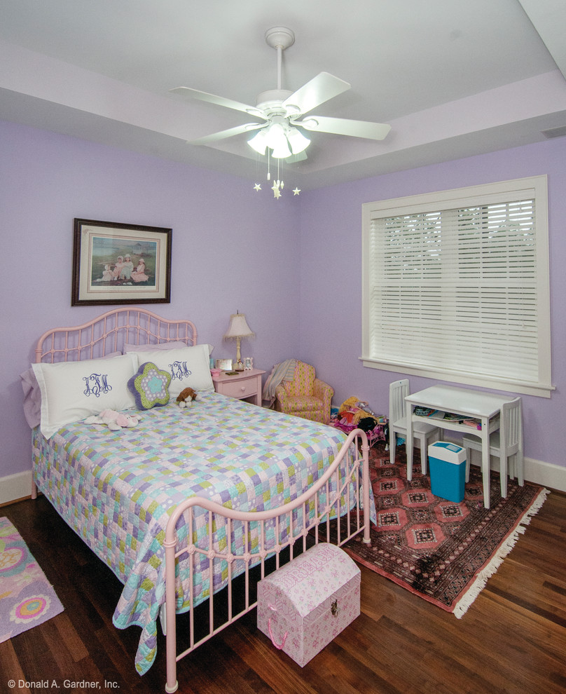 Идея дизайна: большая спальня в стиле кантри с фиолетовыми стенами и темным паркетным полом без камина