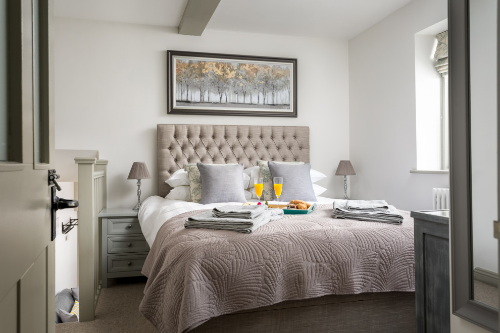 Modelo de dormitorio tipo loft clásico de tamaño medio con paredes blancas, moqueta y suelo gris