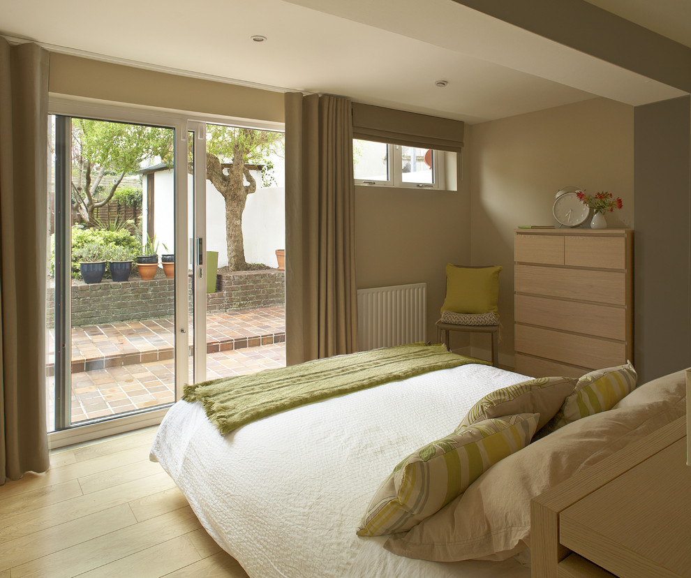 Пример оригинального дизайна: спальня в стиле модернизм с бежевыми стенами и светлым паркетным полом