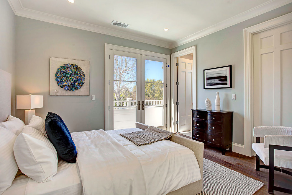 Foto de dormitorio clásico renovado de tamaño medio con paredes grises y suelo de madera en tonos medios
