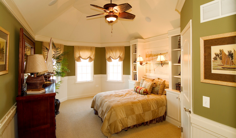 Diseño de habitación de invitados marinera grande con paredes verdes y moqueta