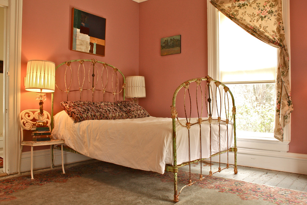 サンフランシスコにあるシャビーシック調のおしゃれな寝室 (ピンクの壁) のインテリア