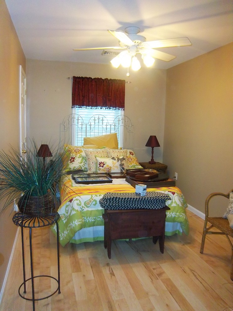 Bild på ett litet amerikanskt gästrum, med ljust trägolv, beige väggar och gult golv