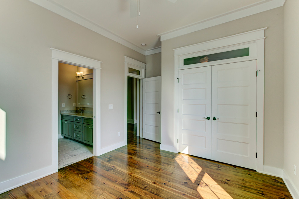 На фото: гостевая спальня среднего размера, (комната для гостей) в стиле кантри с серыми стенами и паркетным полом среднего тона без камина с