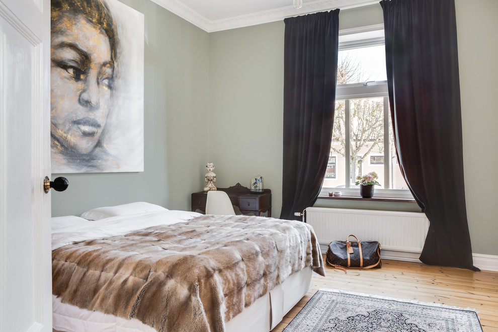 Immagine di una camera matrimoniale scandinava di medie dimensioni con parquet chiaro, pareti verdi e pavimento beige