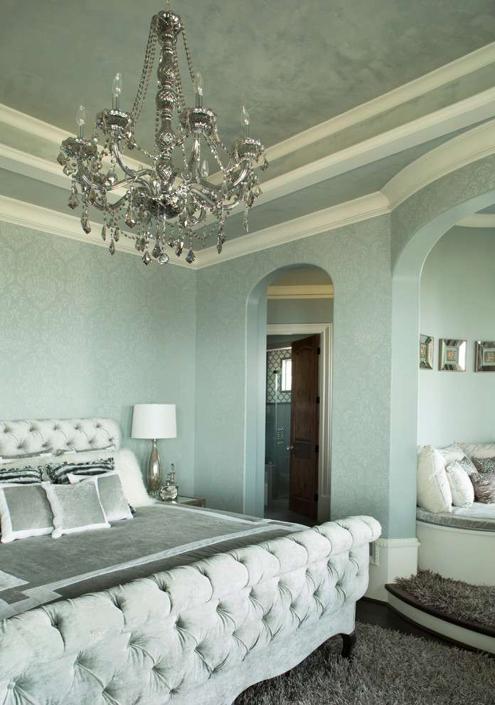 На фото: большая гостевая спальня (комната для гостей) в средиземноморском стиле с бежевыми стенами