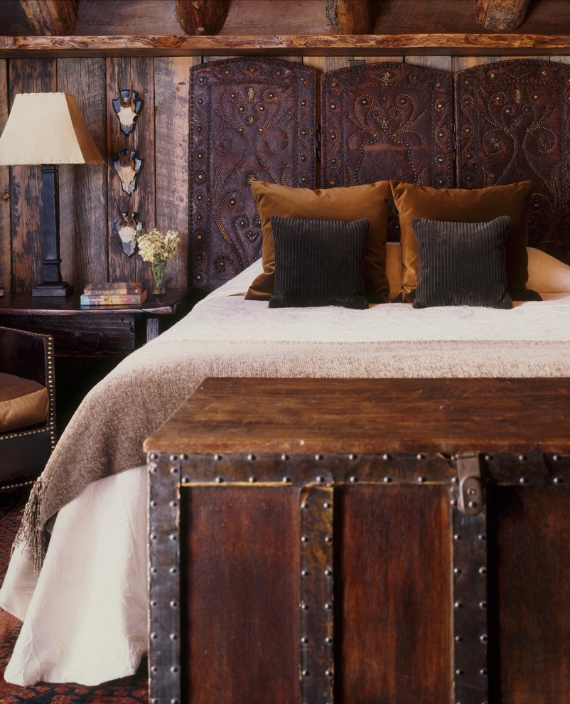 Immagine di una camera da letto stile rurale con pareti marroni