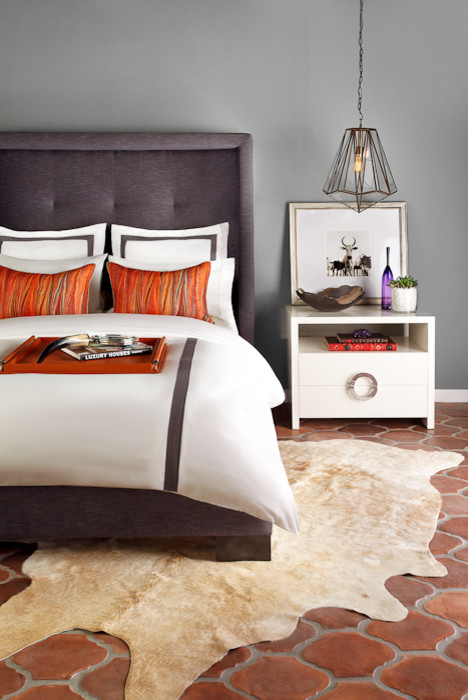 Пример оригинального дизайна: хозяйская спальня среднего размера в современном стиле с полом из терракотовой плитки и серыми стенами без камина