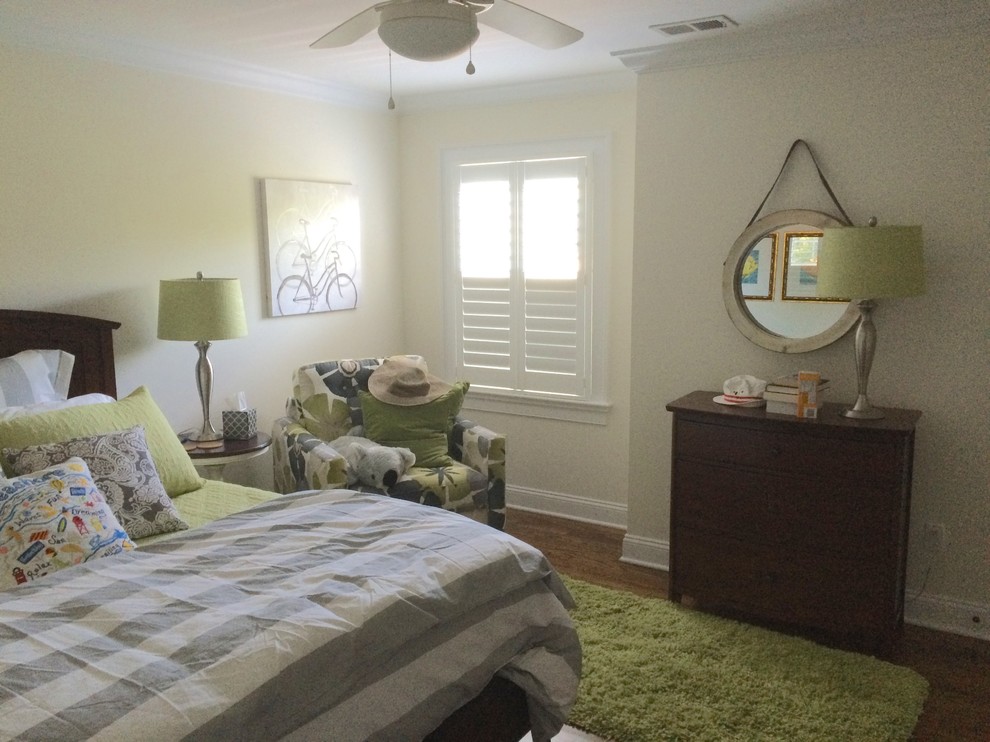 Foto di una camera degli ospiti stile marinaro di medie dimensioni con pareti beige e pavimento in legno massello medio