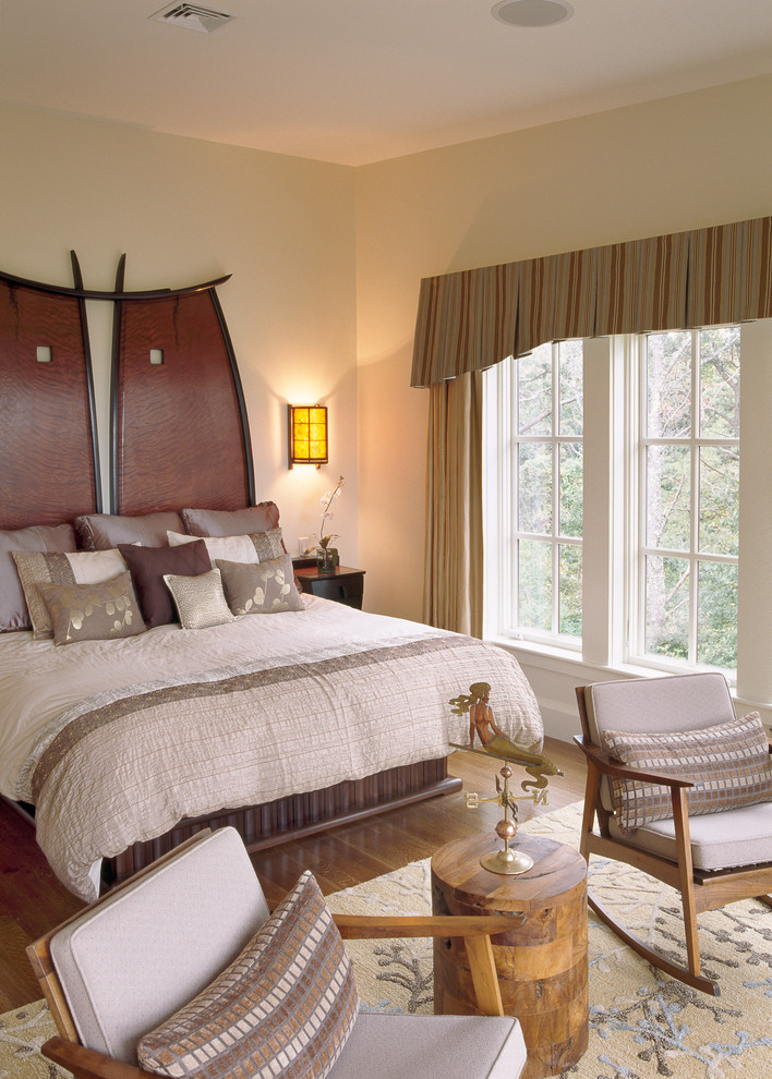 Imagen de dormitorio actual con paredes grises y suelo de madera en tonos medios