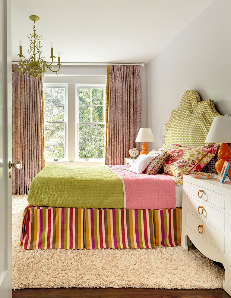 Idées déco pour une chambre grise et rose classique de taille moyenne avec un mur gris.