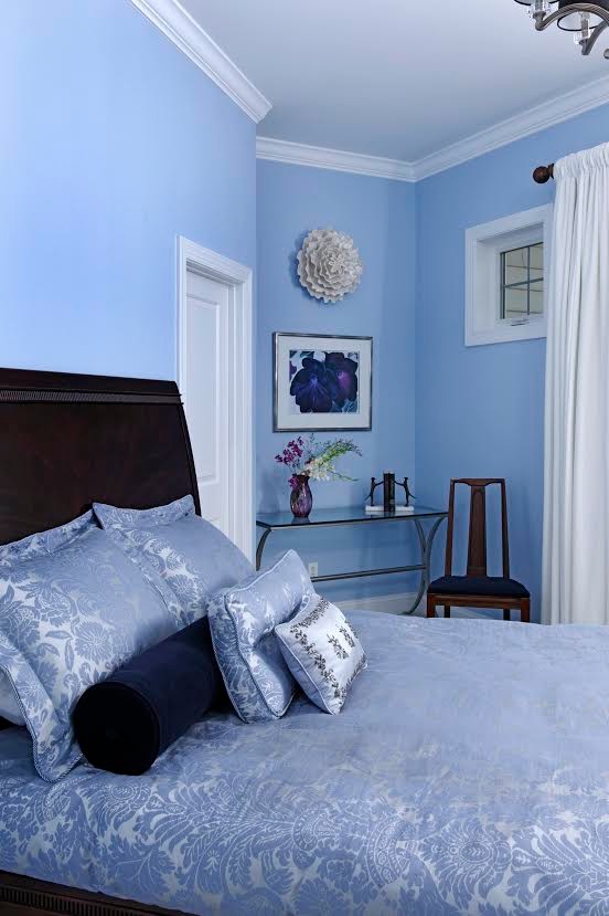 Exemple d'une chambre éclectique avec un mur bleu.