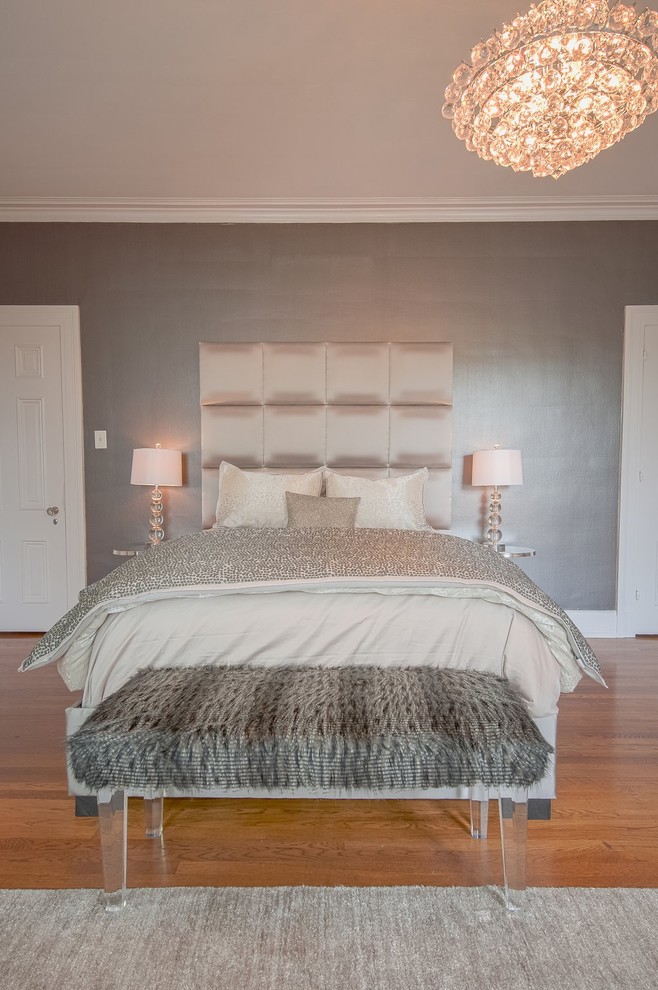 Стильный дизайн: большая хозяйская спальня в современном стиле с фиолетовыми стенами и паркетным полом среднего тона без камина - последний тренд