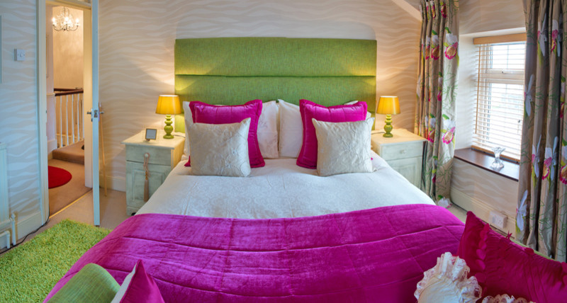 Kleines Eklektisches Schlafzimmer mit weißer Wandfarbe und Teppichboden in Sonstige