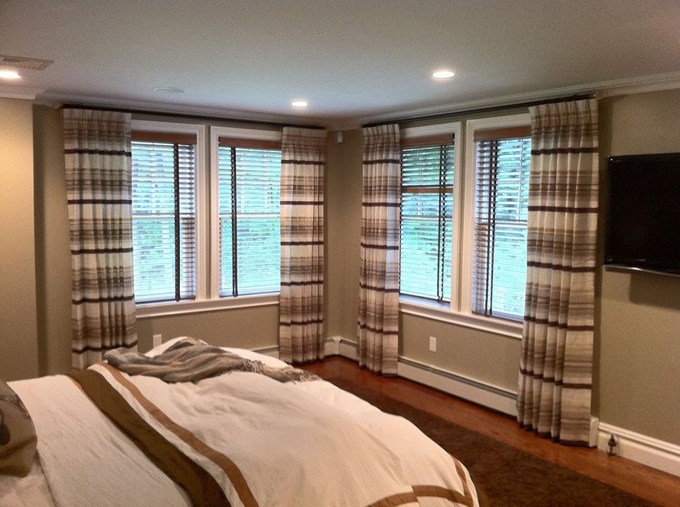 Foto de dormitorio principal tradicional renovado de tamaño medio con paredes beige, suelo de madera en tonos medios y suelo marrón