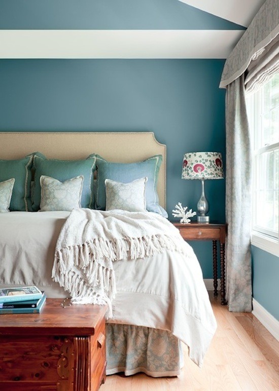 Idée de décoration pour une grande chambre d'amis tradition avec un mur bleu et parquet clair.