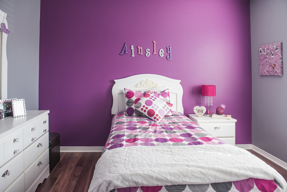 На фото: маленькая спальня в стиле неоклассика (современная классика) с фиолетовыми стенами, полом из ламината и коричневым полом для на участке и в саду